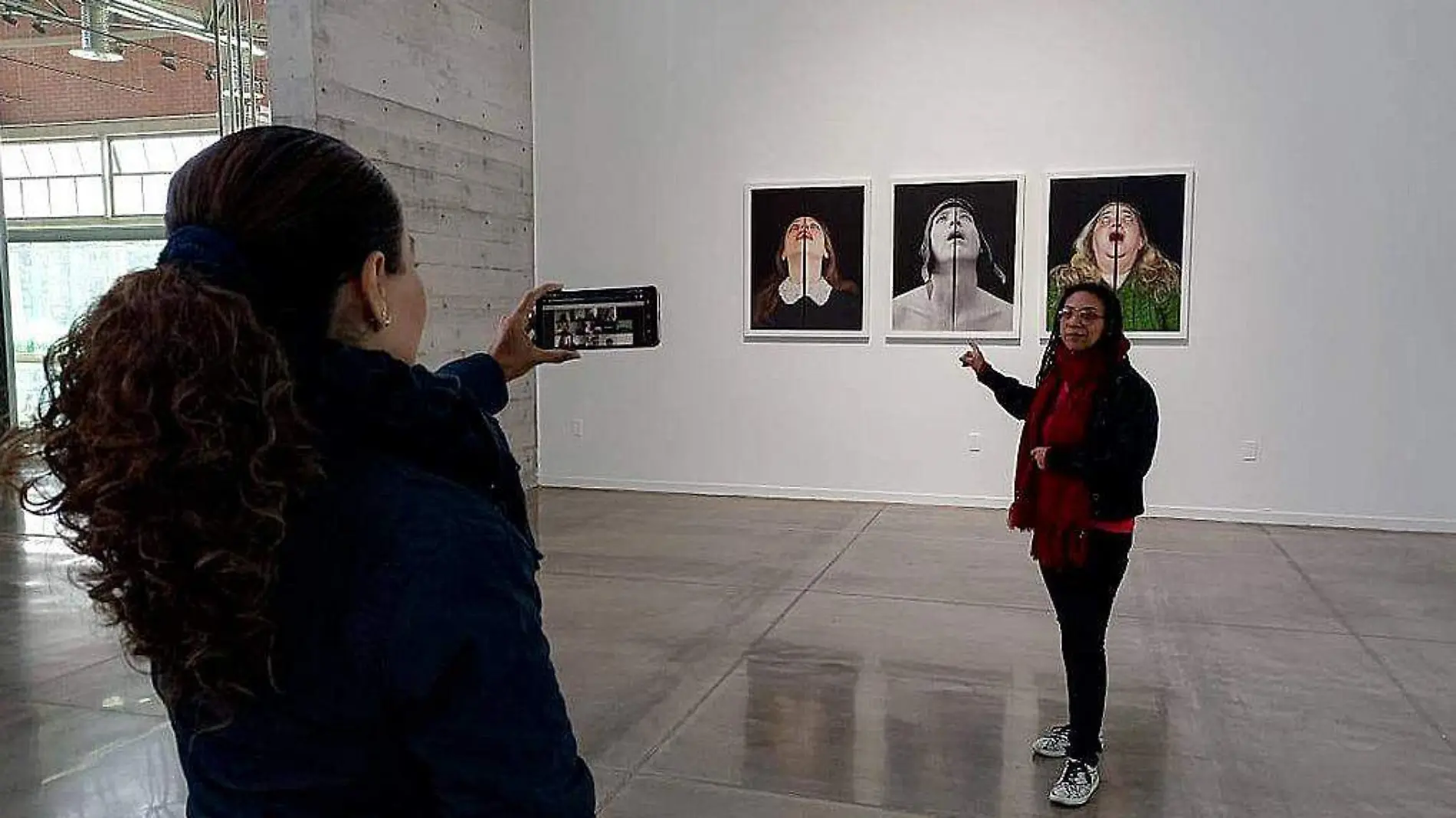 Personas viendo exposición del Museo Espacio